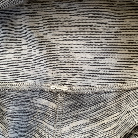 Wunder Under Scalloped Hem High-Rise Crop - Picture 10 of 10